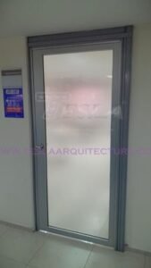 Puerta en vidrio de giro