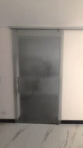 Puerta en vidrio corrediza