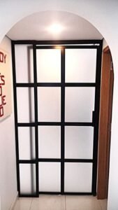 Puerta en vidrio de giro